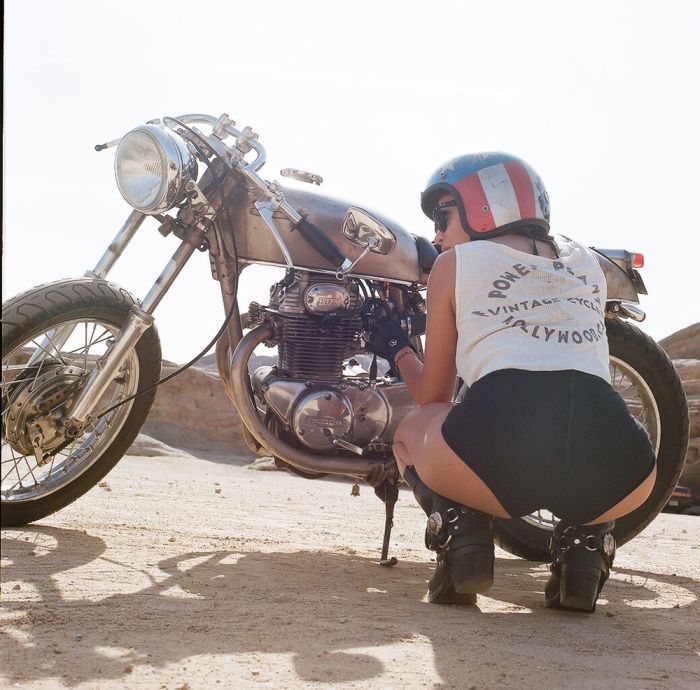 A playful frame from Girls on a motorcycle — online in Essen