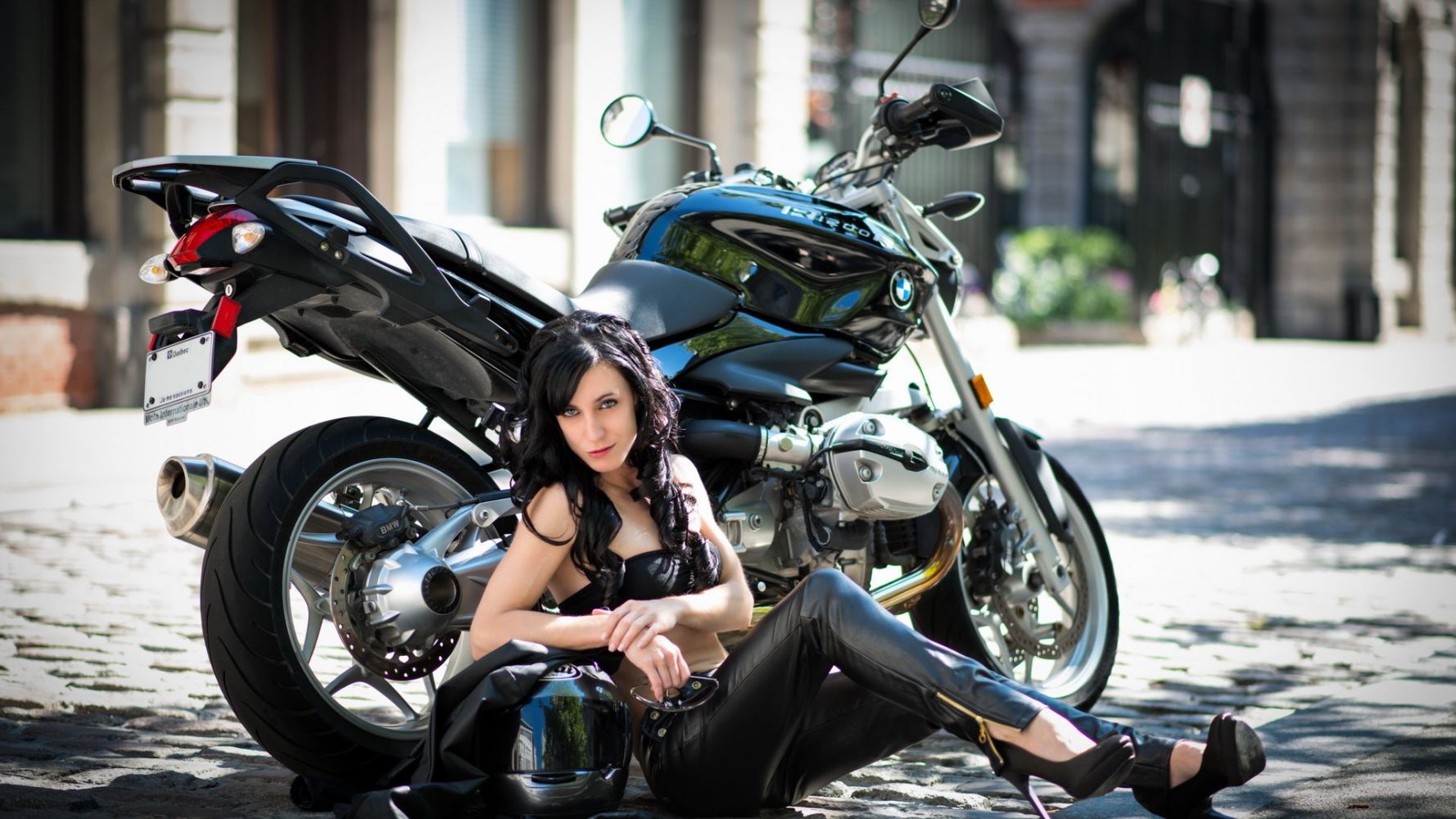 Fresh photos, fresh mood — European women on bikes online in Essen