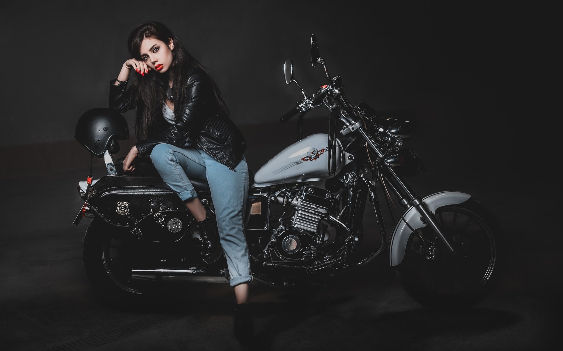 Biker girls: style and drive brings the glow — live moments in Essen