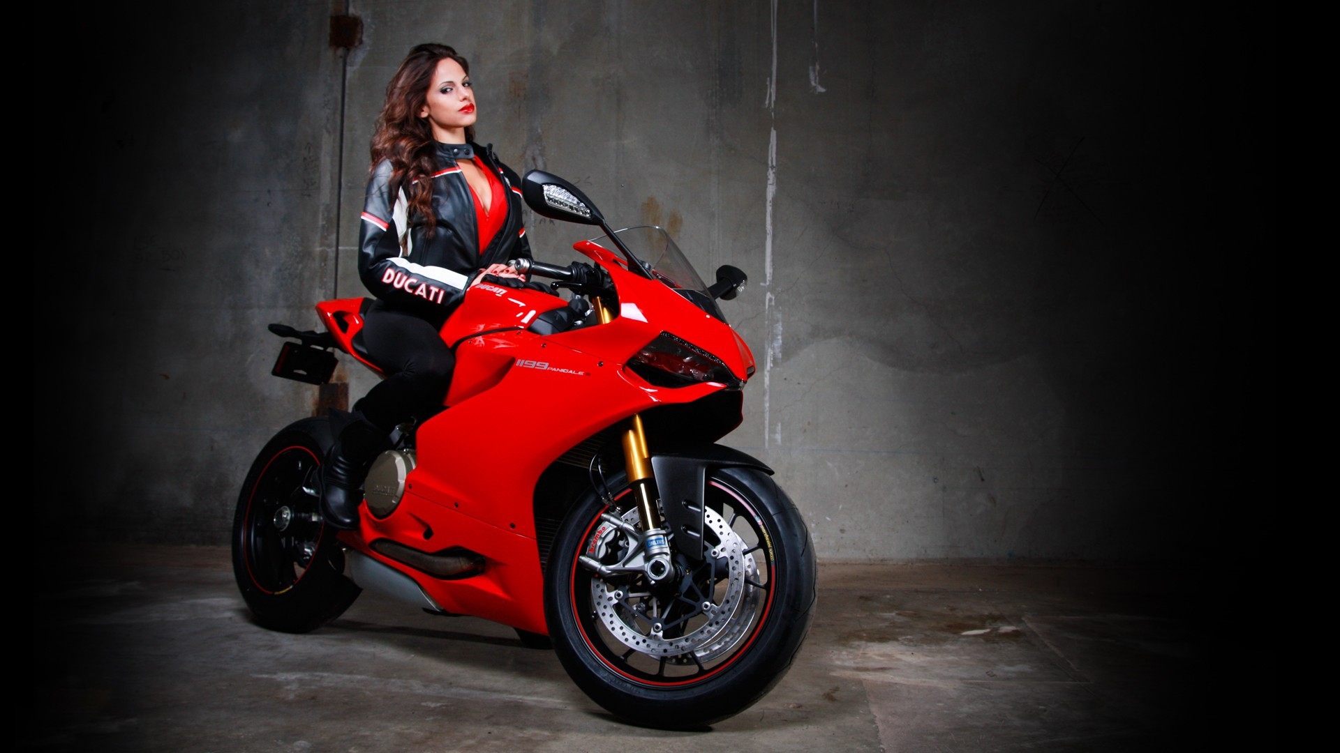 Beautiful girls and motorcycles in Essen — step in, relax, and chat live