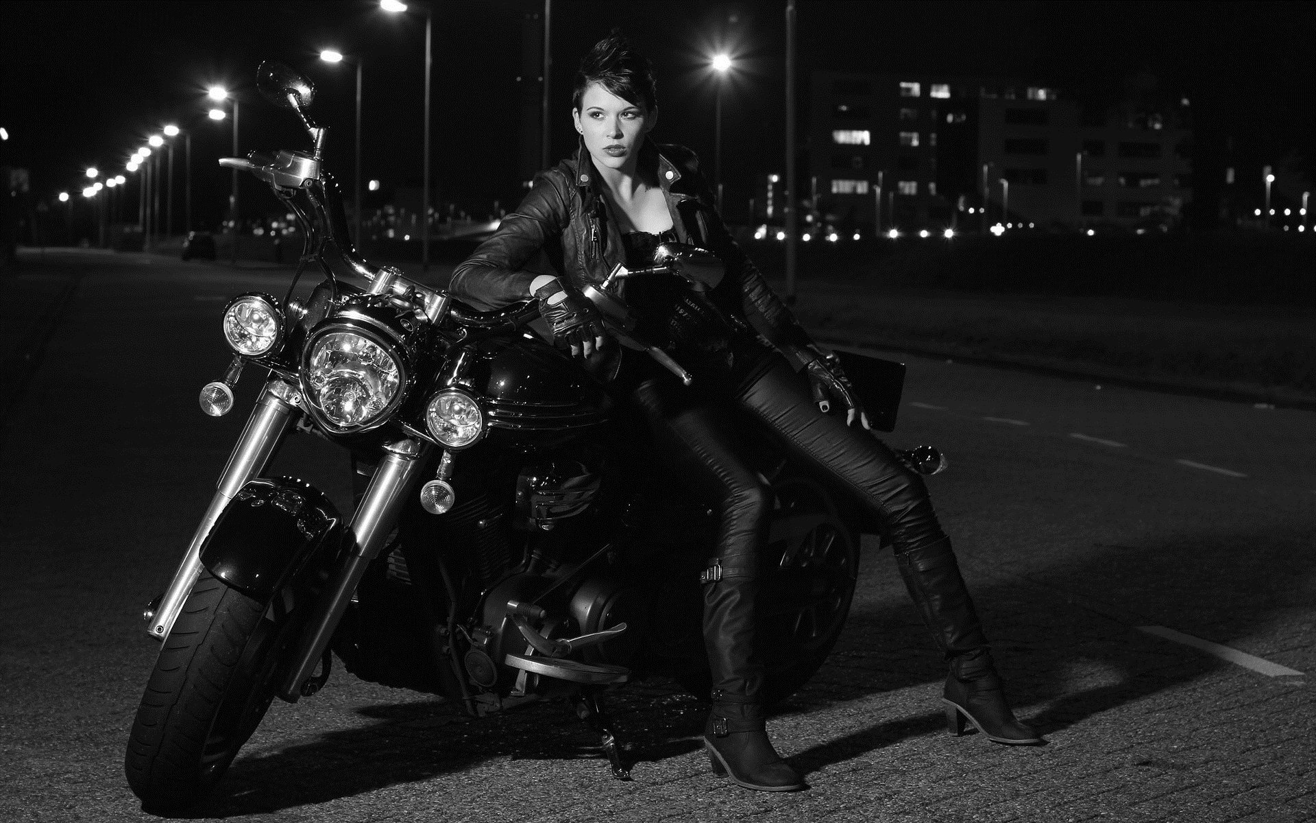 Photo Beautiful girls and motorcycles in Essen