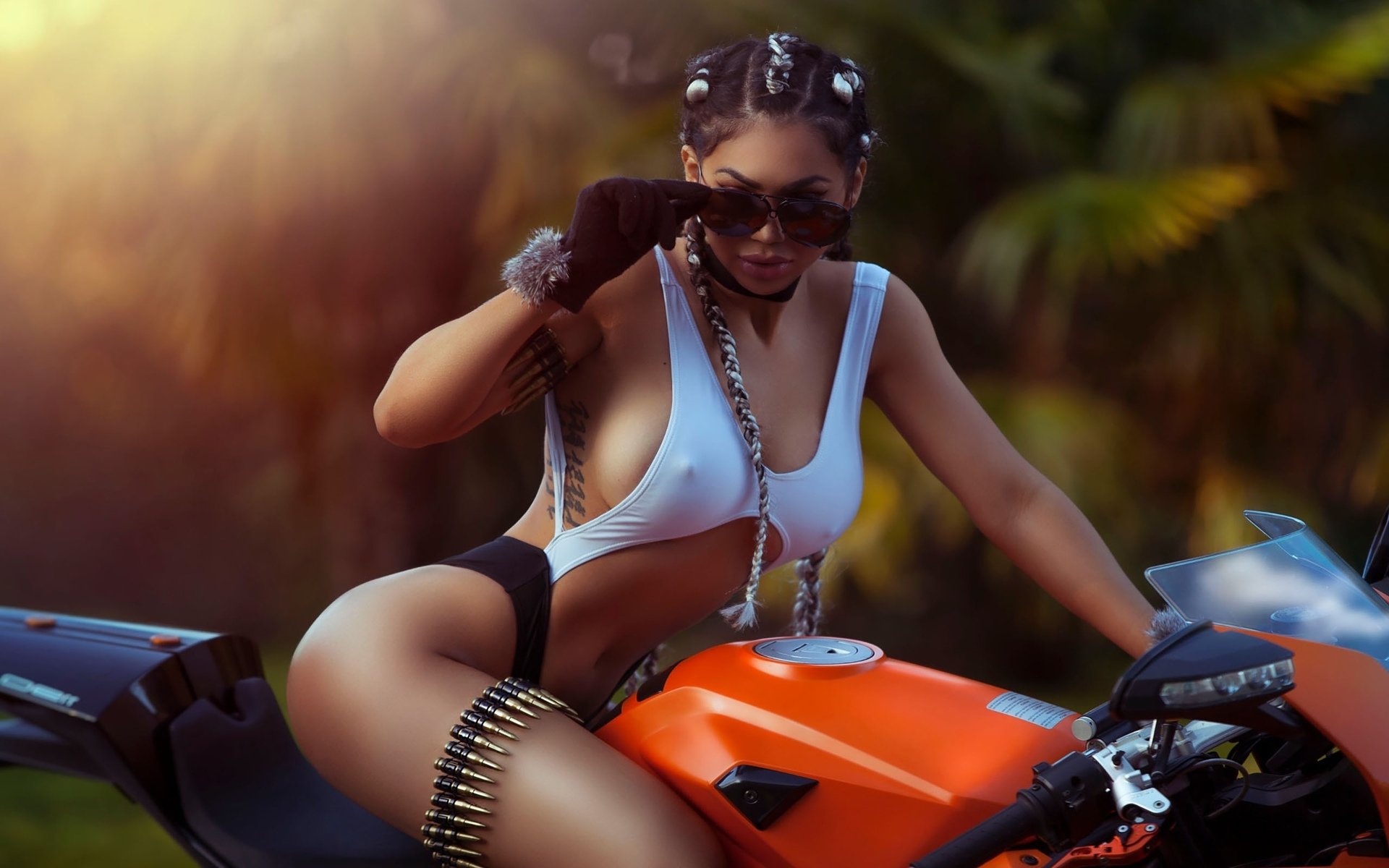 Take a pause and enjoy Girls with tattoos and motorcycles — streaming from Essen