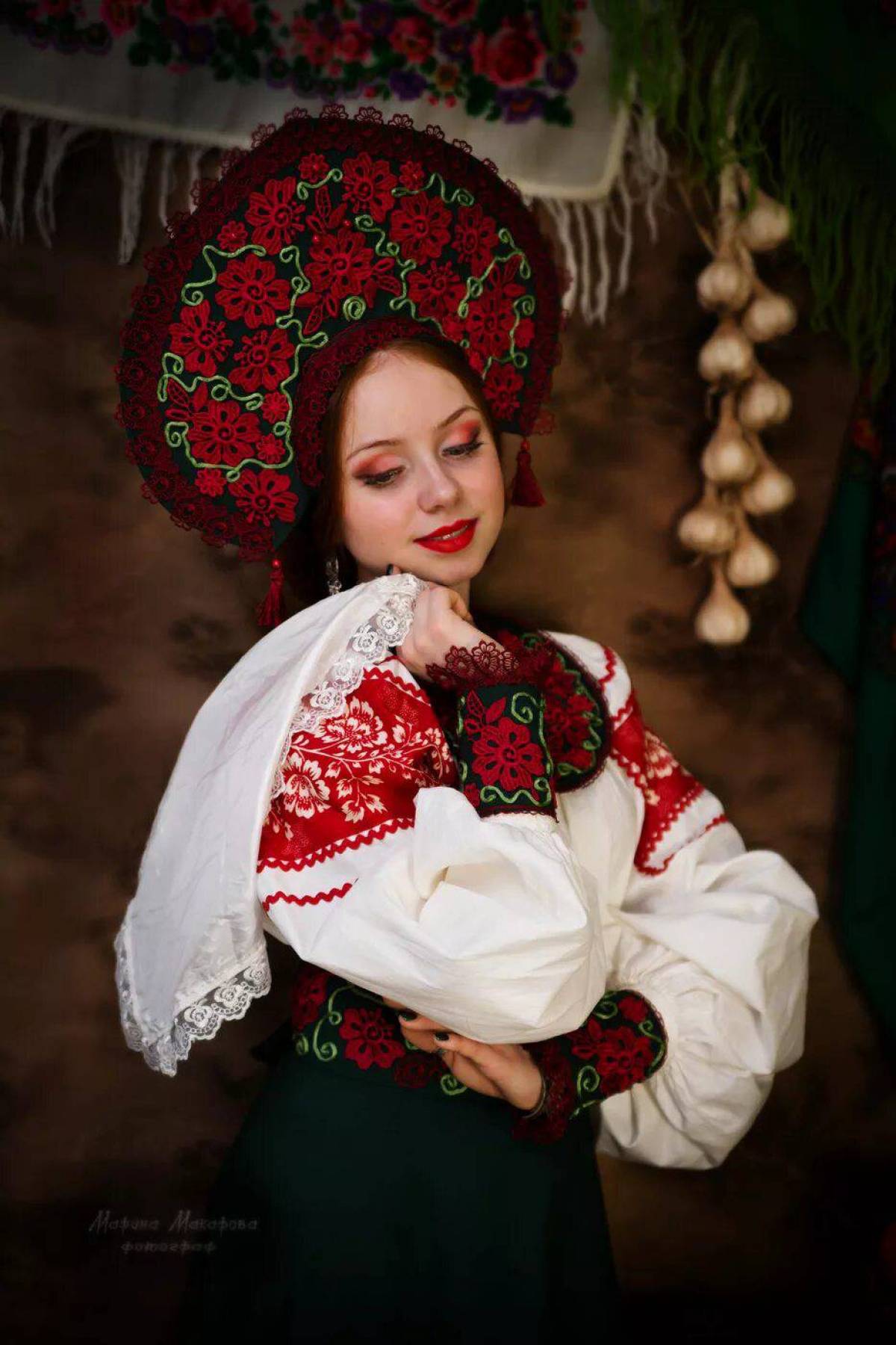 Take a pause and enjoy Women in Slavic costumes — streaming from Essen