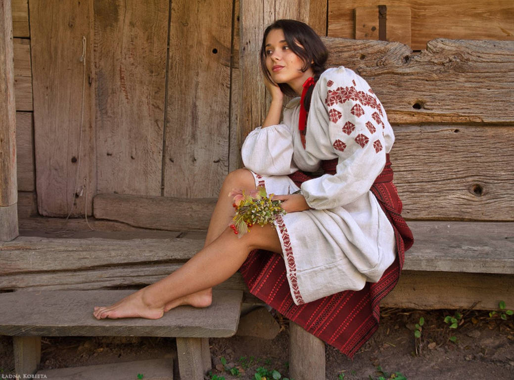 Fresh photos, fresh mood — Women in Slavic costumes online in Essen