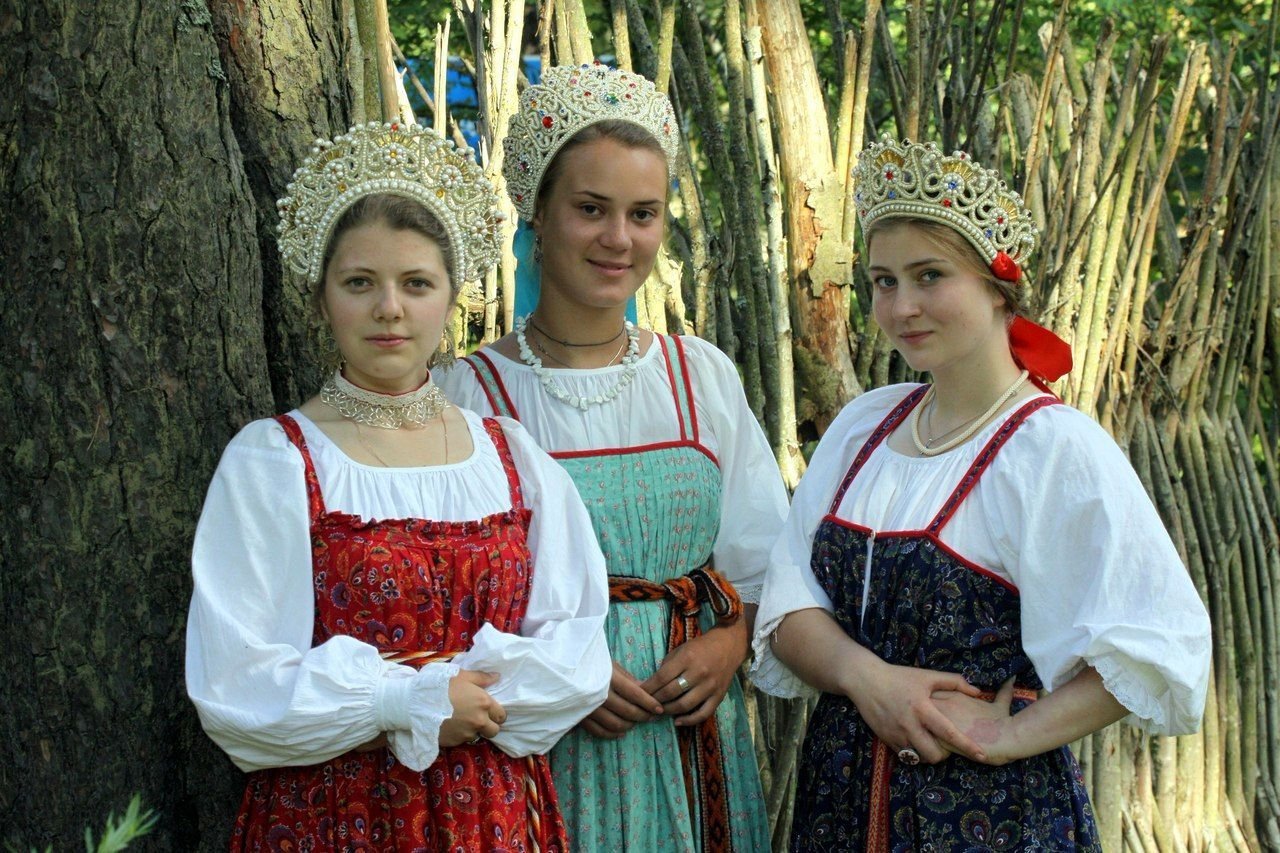 Sexy model Girls in Slavic costumes in Essen